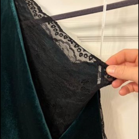 Lulu’s NWT- Gorgeous hunter green velvet cocktail dress. - Picture 4 of 6